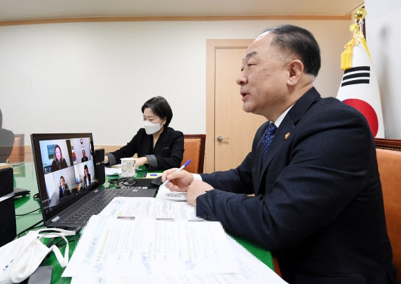 홍남기, 무디스와 만나 ‘재정정상화’ 강조