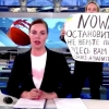 “푸틴 살인자” 방송 피켓 러 언론인 자전거 타다 체포