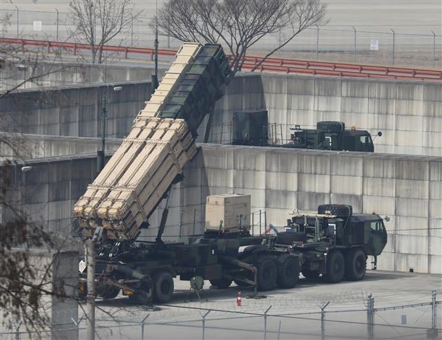북한이 탄도미사일 발사로 추정되는 무력시위를 벌였으나 해당 미사일이 공중에서 폭발한 것으로 알려진 16일 오후 경기 평택 주한미군 오산공군기지에 패트리엇 미사일이 북쪽을 향하고 있다. 2022.3.16 뉴스1