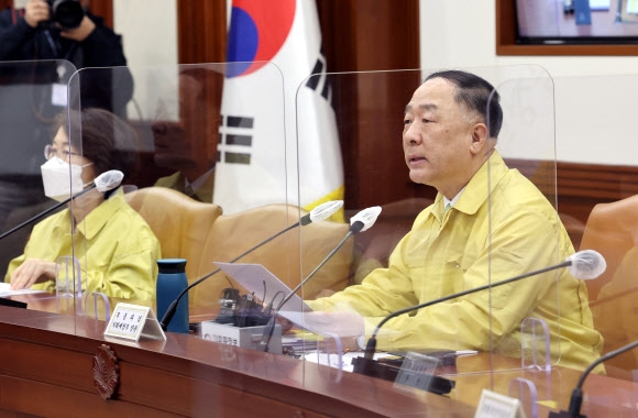 마침내 꺾인 홍남기의 ‘집값 하락론’… ‘한국판 뉴딜’은 계속 추진