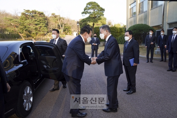 文, 靑여민관까지 마중 나가 최고 예우… 尹 “국정은 축적, 잘된 건 계승하겠다”