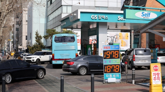 한 달만에 다시 열리는 물가관계장관회의…유가·먹거리 등 패키지 대책 나올까