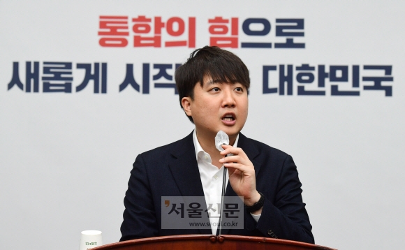 민주당 “이준석, 성접대·증거인멸 교사 의혹 어물쩍 넘겨선 안돼”