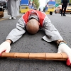 “우크라이나 전쟁 반대” 도심 한복판 오체투지 나선 스님들