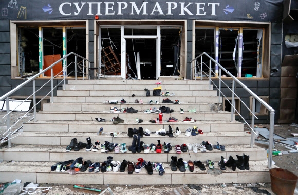 러군 공격에 주인 잃은 신발들 러시아군 공격으로 파괴된 우크라이나 남부 항구도시 마리우폴의 한 슈퍼마켓 입구 계단에 14일(현지시간) 주인 잃은 신발들이 놓여 있다. 전략적 요충지인 마리우폴은 지난달 초부터 러시아군과 친러 반군에 포위당한 채 집중적인 공격을 받아 대부분 지역이 점령당했다. 2022.4.15 마리우폴 로이터 연합뉴스