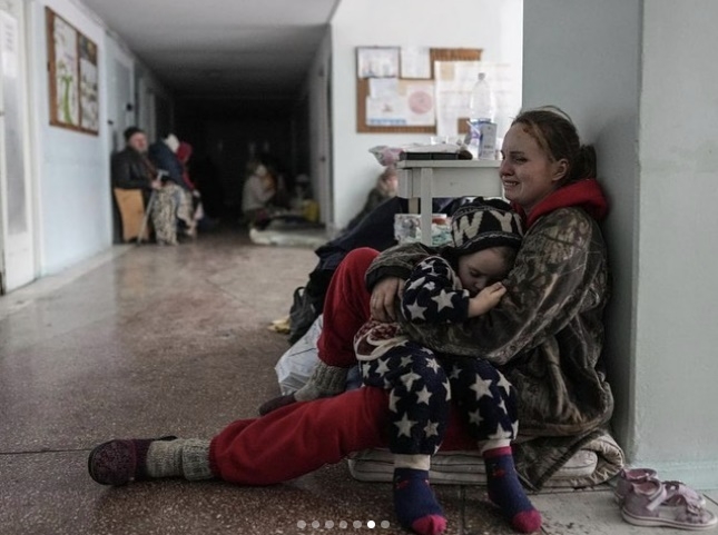 러시아의 폭격에 부상을 입은 우크라이나 여성이 엄마 품에 지쳐 잠든 어린 아이를 껴안고 흐느끼고 있다. 올레나 젤렌스카 우크리이나 대통령 영부인 인스타그램 캡처