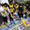 [서울포토] 가습기살균제 피해자단체... “애경제품 바닥에 던지는 퍼포먼스”