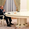 푸틴, 그의 ‘최애 탁자’ 재등장…5m ‘리모컨 회담’