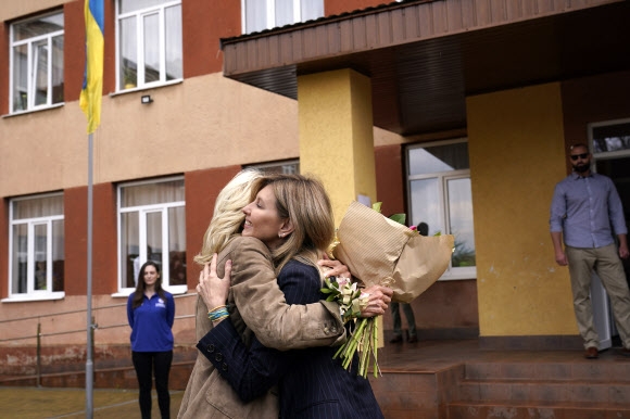미국 영부인 질 바이든 여사가 8일 우크라이나 서부 도시 우주호로드를 전격 방문, 시내 한 공립학교에서 우크라이나 영부인 올레나 젤렌스카 여사를 만났다. AP연합