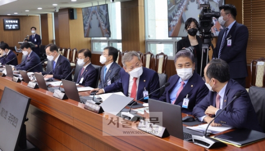 ‘추경 국무회의’ 개의 정족수 2명 부족… 文정부 장관 협조로 성사