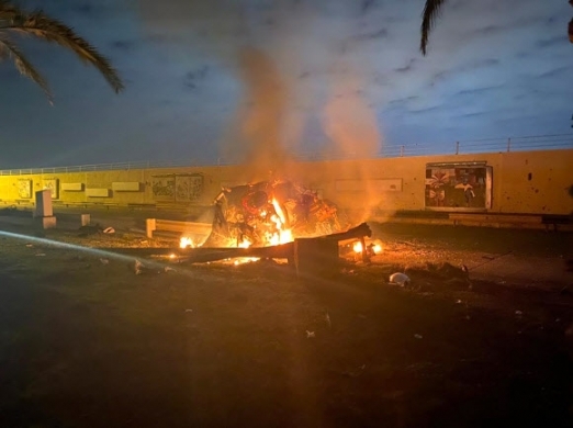 3일 오전 이라크 바그다드 국제공항 인근 도로에서 이란 정예군 쿠드스 사령관인 거셈 솔레이마니가 탄 것으로 추정되는 차량이 미군의 미사일 공격을 맞아 불타고 있다. 이라크 총리실 제공
