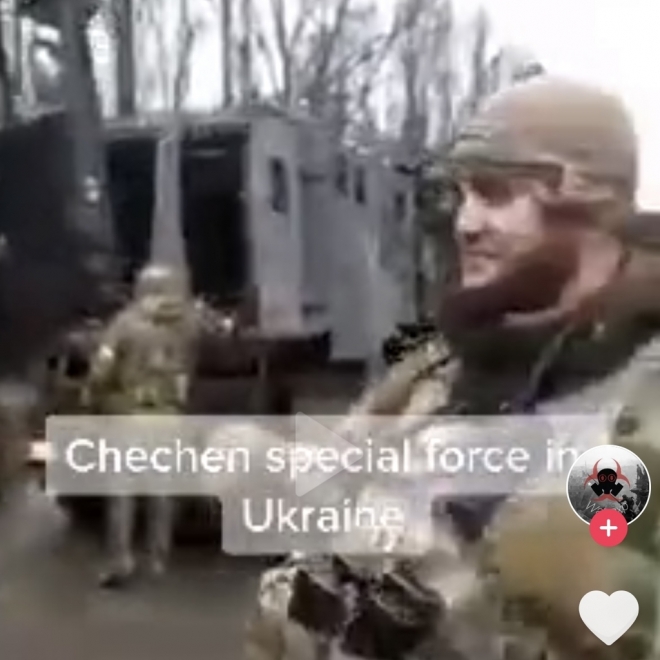 체첸군이 우크라이나 전장에서 한가하게 몰려 있는 병사들을 틱톡에 올린 모습. 틱톡 캡처. 연합뉴스