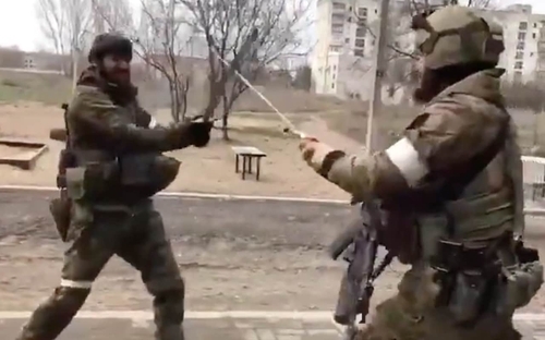 틱톡에 올라와 웃음거리가 된 장난 칼싸움을 벌이고 있는 체첸군의 모습. 텔레그래프 연합뉴스