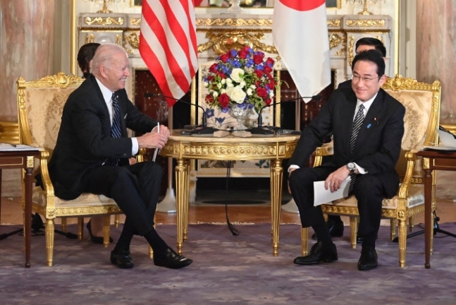 조 바이든(왼쪽) 미국 대통령과 기시다 후미오 일본 총리. AFP 연합뉴스