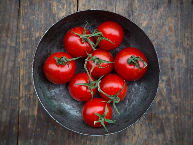 토마토 한 개면 영양제나 햇빛 필요없어 비타민D 강화 유전자 편집 토마토가 개발됐다.  네이처 제공