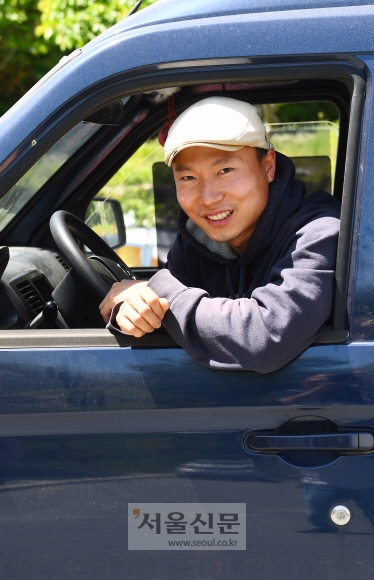 팜투어 귀농 사례 발표자 진남현씨가 센터에 도착해 차에서 내리고 있다.