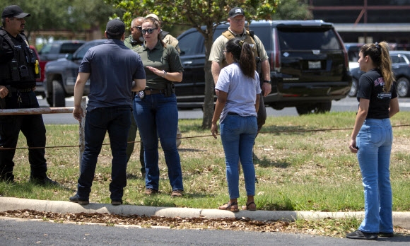 24일(현지시간) 12시 17분 미국 텍사스주 유발데에 있는 롭 초등학교에서 총격 사건이 일어났다. 텍사스 주지사는 학생 14명을 포함해 15명이 총에 맞아 숨졌다고 발표했다. AP연합뉴스