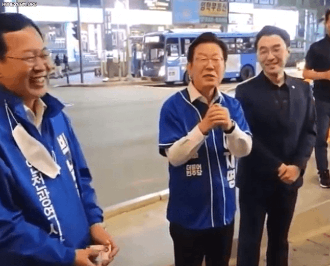이재명 민주당 후보가 유세 중 손으로 자신의 목을 긋는 동작을 하고 있다. 2022.05.25 유튜브 ‘서울의 소리’ 캡처