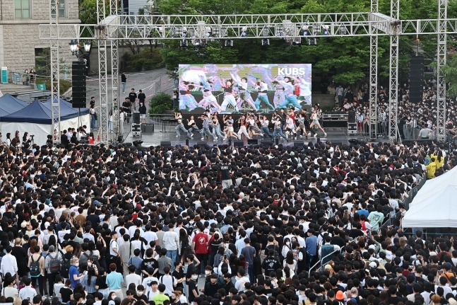 지난 24일 오후 서울 성북구 고려대학교에서 열린 2022 고려대 대동제에서 학생들이 공연을 보고 있다. 연합뉴스 