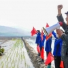 [포토] 사상 공세로 농사 열의 고조시키고 있는 북한 선동원들