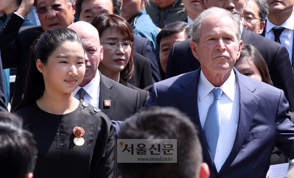 노무현 전 대통령 뒷자리서 손흔들던 손녀, 서울대생 된다