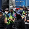 경찰, 평택항서 화물연대 폭력 조합원 13명 체포