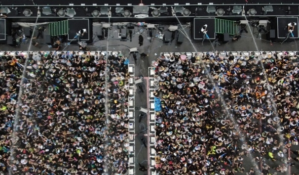 26일 오후 서울 잠실종합운동장 특설무대에서 열린 ‘워터밤 서울 2022’에서 관람객들이 축제를 즐기고 있다. 뉴스1