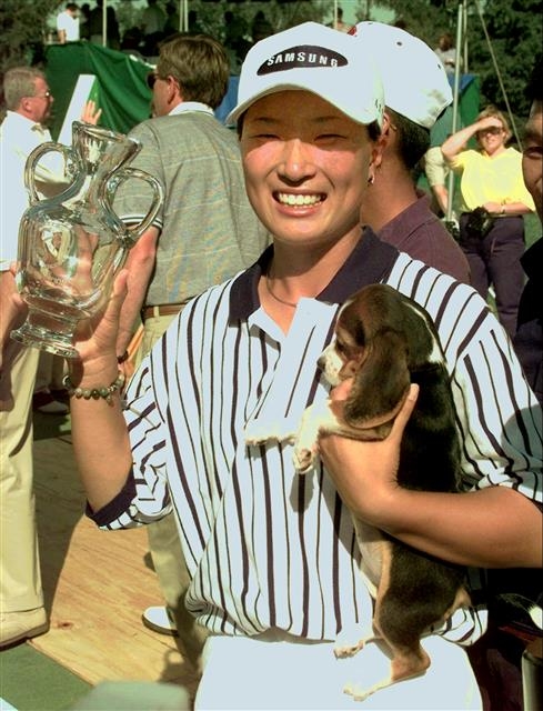 박세리 감독이 1998년 미국여자프로골프(LPGA) 제이미 파 크로거 클 래식에서 우승한 뒤 반려견 해피와 기쁨을 나누고 있다. 서울신문 DB