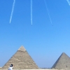 첫 외국 공군, 피라미드 위 날다