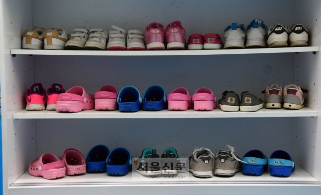 서울아동복지센터 신발장에 병아리반(영아)과 도담이반 아이들의 신발이 놓여 있다. 현재 센터에는 총 14명의 아이들이 생활하고 있다. 정연호 기자