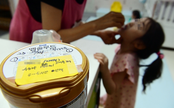 서울아동복지센터에서 보육사가 한 아이에게 약을 먹이고 있다. 정연호 기자