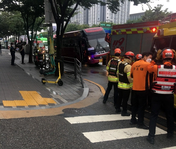 11일 오전 서울 동작구 노량진동에서 통근 버스가 포트홀(땅 꺼짐)에 빠지는 사고가 발생했다. 독자 제공. 연합뉴스