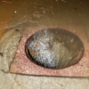 맨홀 공포… “뚜껑 한쪽 고정시키고 수압 낮춰야”