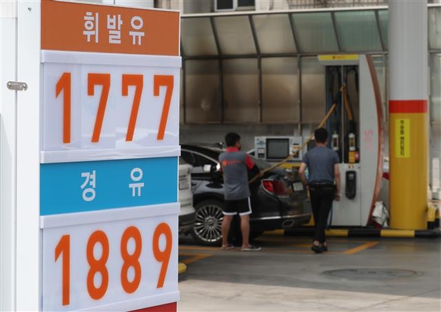 서울의 한 주유소에서 차량에 주유하고 있는 모습. 사진은 내용과 관련 없음. 뉴스1