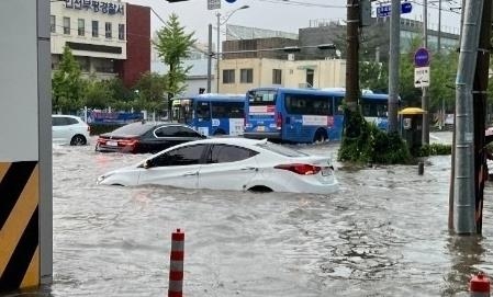호우경보가 발효된 8일 오후 인천시 부평구 부평경찰서 인근 도로가 폭우에 잠겨있다. 뉴스1
