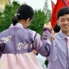 [포토] 북한 청년학생들 무도회서 선군절 경축