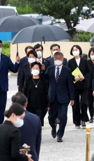 노무현 기념관 개관…文 전 대통령 퇴임 후 두번째 봉하 방문