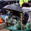 쓰레받기로 반지하 빗물 퍼내는 60대 “폭우 땐 곧바로 탈출”