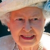 영국 여왕, ‘진주귀걸이’ 착용한 채 안장된다