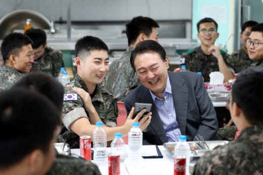 “아드님 잘 있습니다”…尹, 장병들과 식사하며 ‘깜짝 영통’