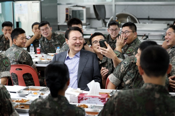 “구슬땀 모여 일상 회복” 尹, 추석 맞아 군 장병 격려 [포착]