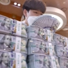 고환율·고물가에… 한국 경제 떠받치는 소비마저 꺾이나