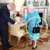 “핸드백 왼팔로 옮겼다”…英여왕이 보낸 왕실 ‘비밀 신호’