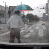 “이 한 몸 희생”…비바람 뚫고 도로 위 쓰레기 치운 운전자