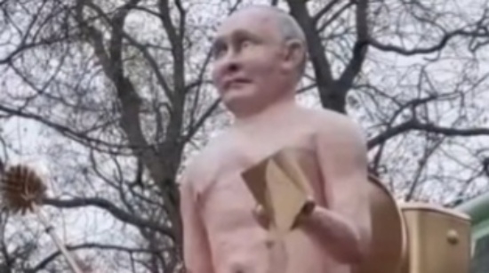 지난 2021년에 친-나발니 운동권 단체인 ‘카푸스틴’이 전시한 푸틴 조각상이 경매 중이라고 영국 데일리 스타가 27일(현지시간) 보도했다. 인사이드 에디션 영상 캡처