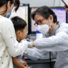 “으앙~ 살살”… 트윈데믹 우려 속 독감예방 무료 접종 시작