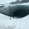 ‘출입금지’ 했는데…빙하동굴서 얼음판에 깔려 관광객 사망