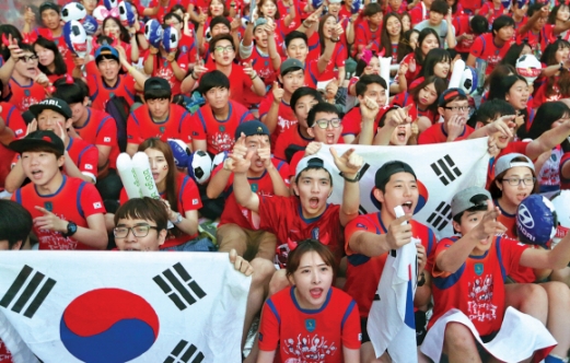 ‘이태원 블루’ 속 4년 만의 붉은 함성… 다시, 대~한민국! 광장에 울려 퍼질까