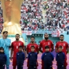 국가 연주 때 입 다문 이란 선수들, 팬들은 “알리 카리미” 연호