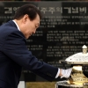 [포토] 尹대통령, 7주기 김영삼 전 대통령 묘역 참배